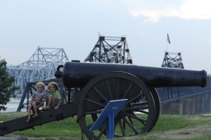 kanon uit de bu8rgeroorlog bewaakt de Mississippi rivier | Vicksburg